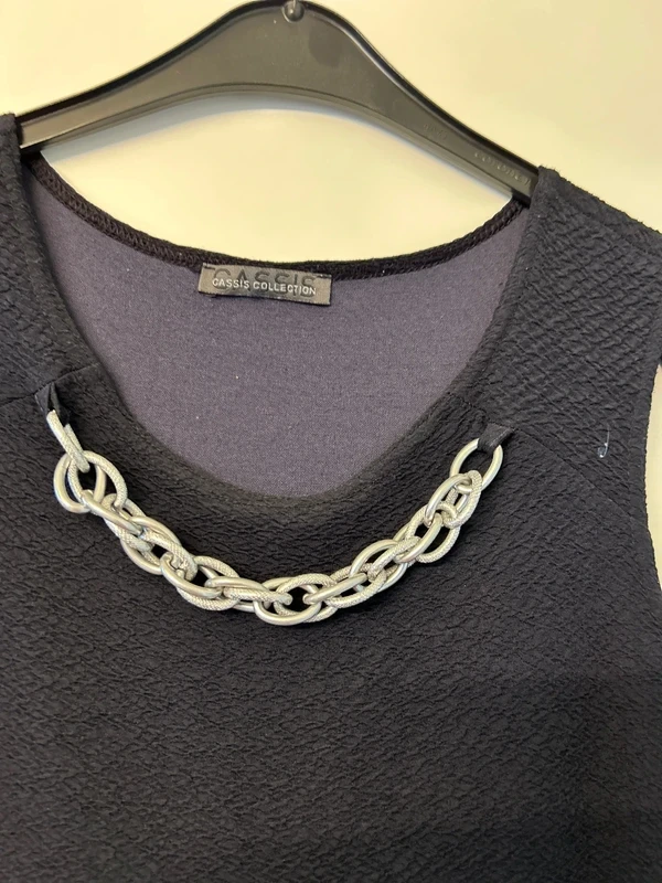 Donkerblauwe jurk met accentketting – photo 2